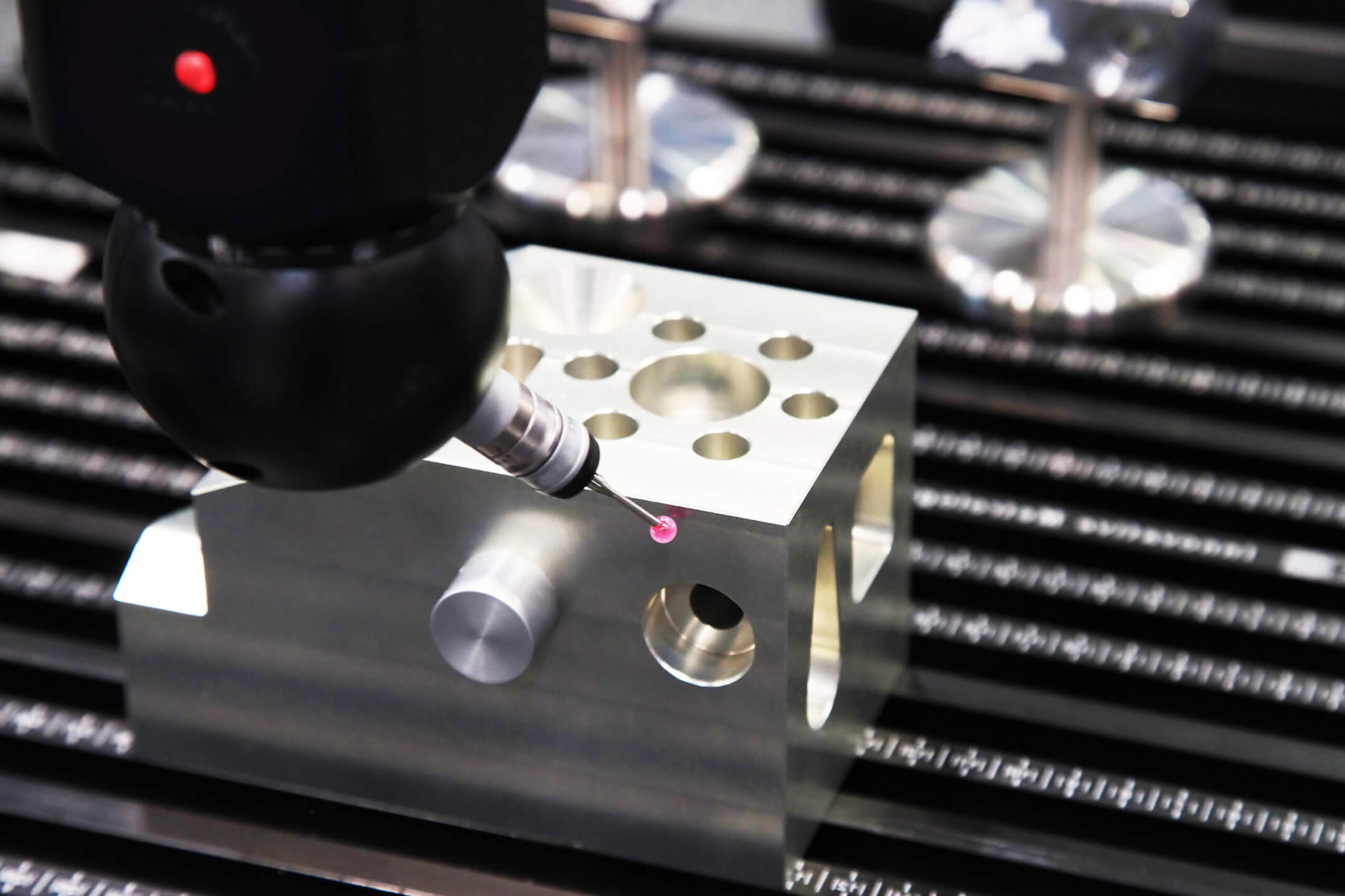 Messung eines CNC-bearbeiteten Metallbauteils mit modernem Messgerät. Präzisionstechnik in Oberalm.